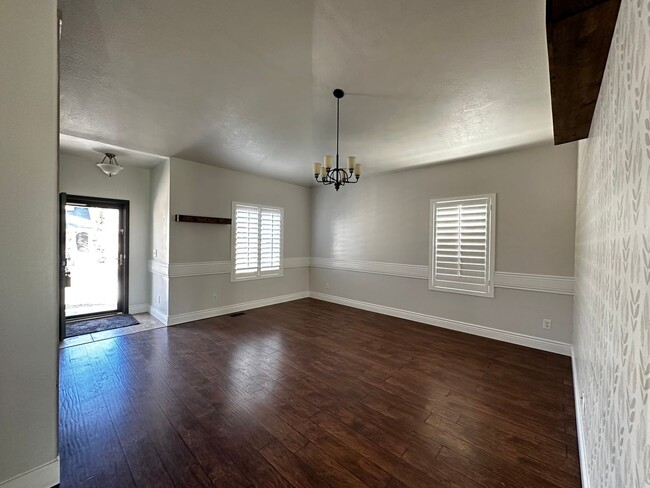 Building Photo - Great 5 Bedroom Home with Tons of Space No...