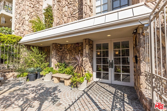 Foto del edificio - 1260 S Beverly Glen Blvd