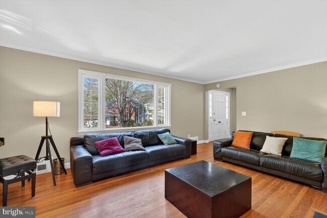 Foto del edificio - 7215 Rollingwood Dr