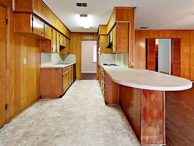 Building Photo - No App Fee. 1 Month Free with 14 month lea...