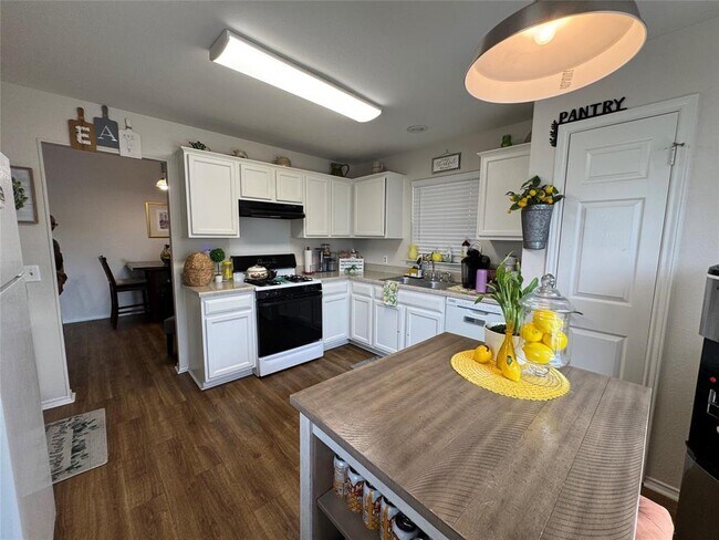 Foto del edificio - 1015 Thackeray Ln
