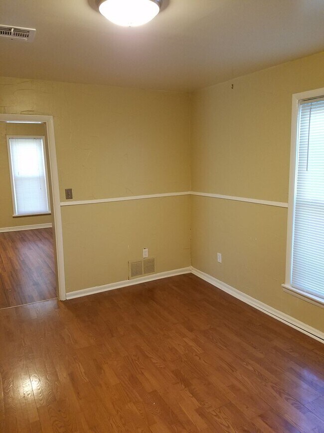 Foto del edificio - 3 bedroom 1 bathroom house in Edmond with central heat and air conditioning and washer/dryer hookup
