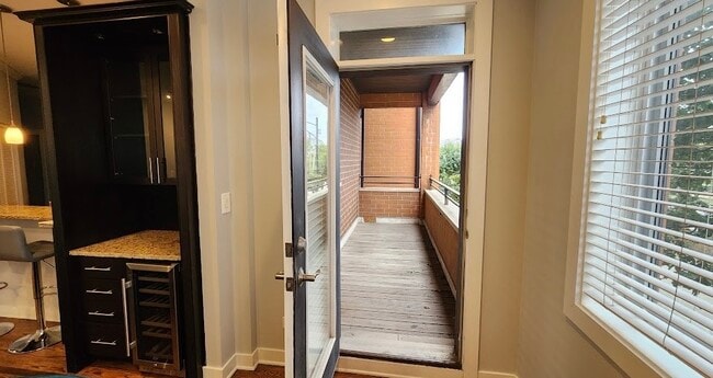 Building Photo - 2128 W Van Buren St