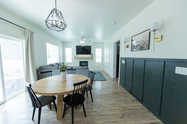 Foto del edificio - Spacious 4-Bedroom Home Awaits in Eagle Mo...