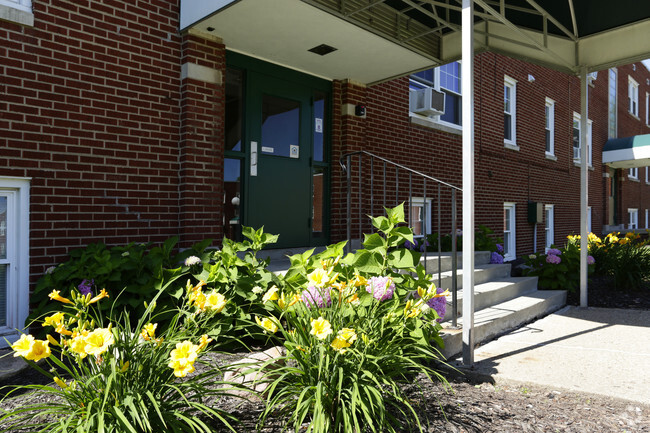 Building Photo - Cedar Glen