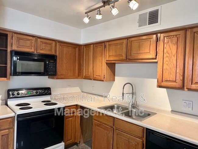 Building Photo - 2201 E Pinchot Ave
