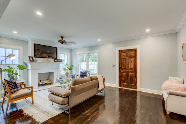 Building Photo - 717 N Lakeside Dr