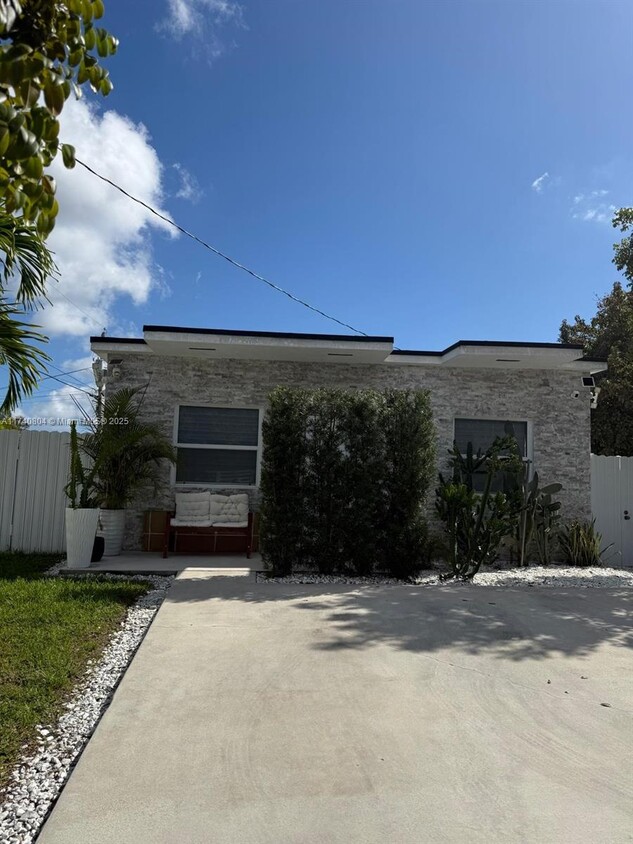 Foto principal - 5629 NW 31st Ave