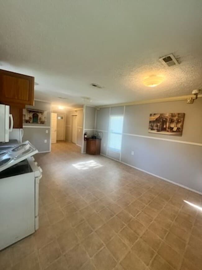 Building Photo - 1-Bedroom Manufactured Home