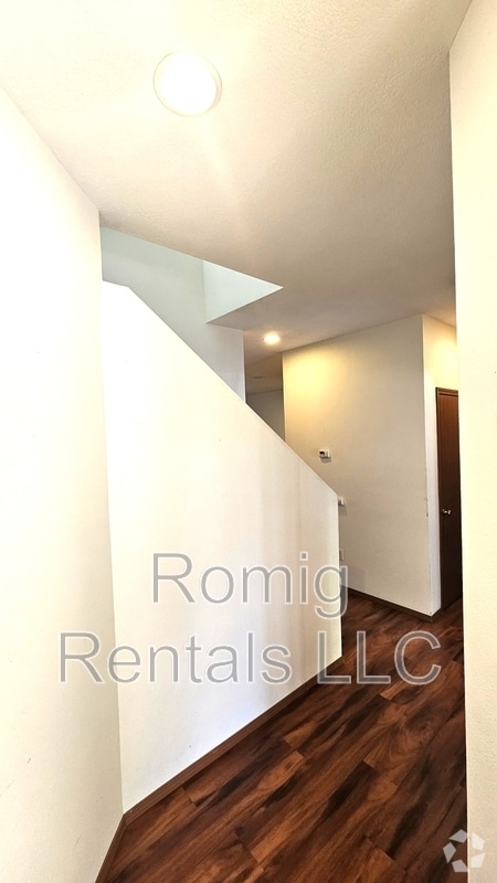 Building Photo - 3608 NE 81st Cir