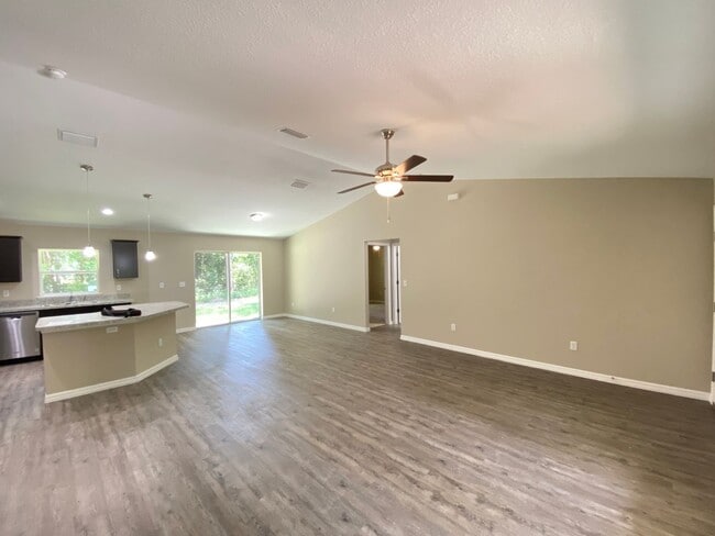 Building Photo - Custom Home - Desirable SE Ocala Neighborh...