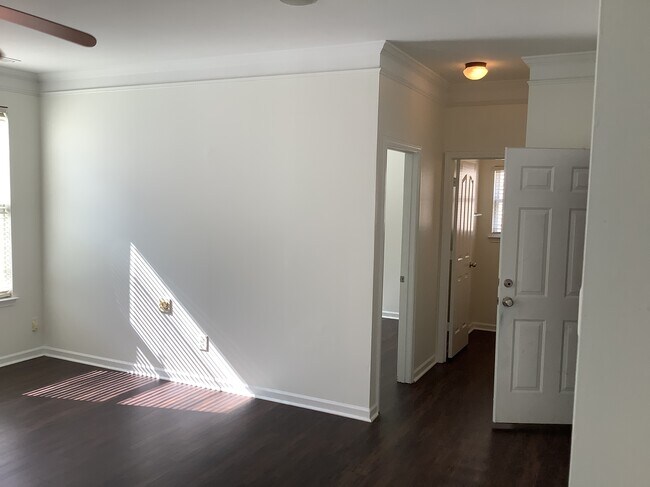 Foto del edificio - 8011 Bushy Creek Drive