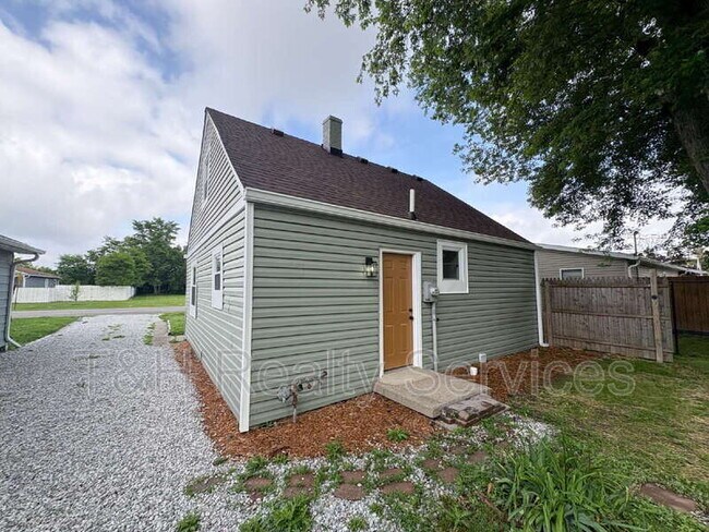 Building Photo - 1409 S Kiel Ave