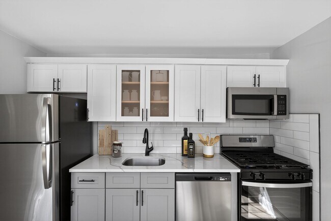 Mejora tu estilo de vida en Eagle Rock Apartments en Woodbury, donde las cocinas modernas cuentan con electrodomésticos de acero inoxidable y acabados elegantes. Disfruta de amplios espacios y una comunidad acogedora. ¡Agenda tu visita hoy mismo para conocer tu nuevo hogar! - Eagle Rock Apartments at Woodbury