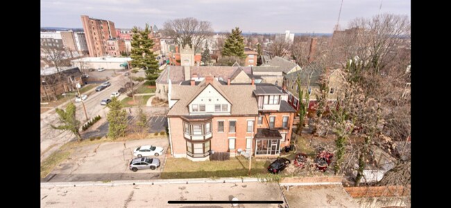 Foto del edificio - 2352 Kemper Ln