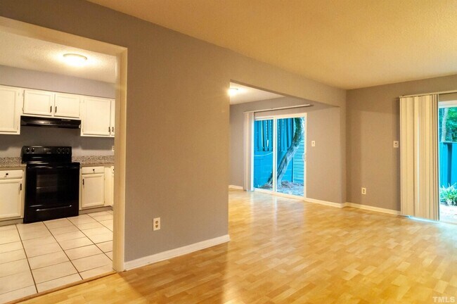 Foto del edificio - 4715 Walden Pond Dr (B)