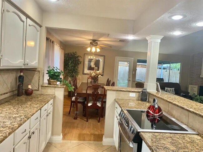 Building Photo - 2406 Strait Ln