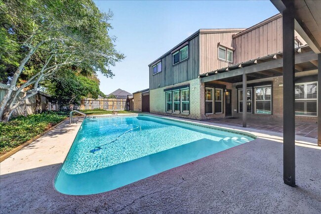 Foto del edificio - 5305 Greenbriar Dr