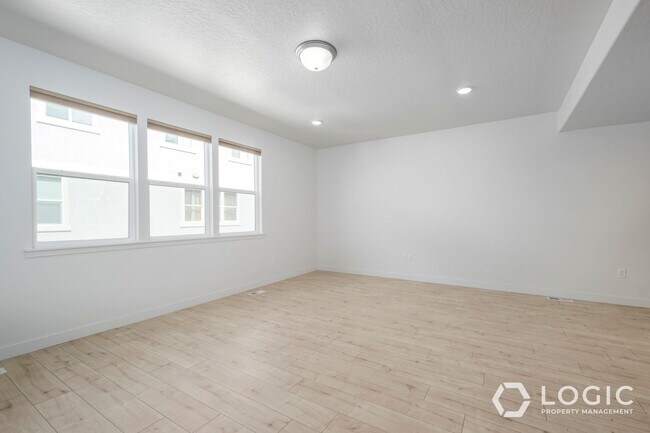Foto del edificio - Beautiful Townhome in Herriman UT