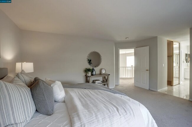 Foto del edificio - 592 Ross Cir