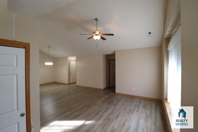 Building Photo - 2 Bedroom 1.5 Bathroom Open Concept Duplex!