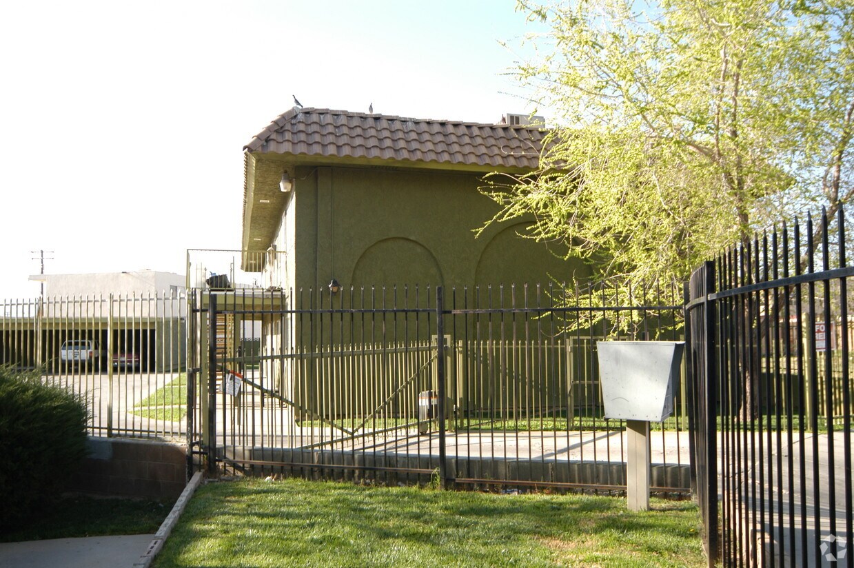 Building Photo - 502-508 E Avenue Q4