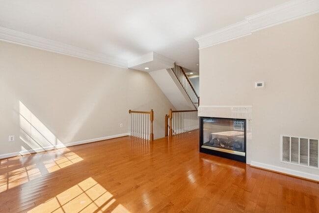 Building Photo - Prime Fairfax Location! Conveniently situa...