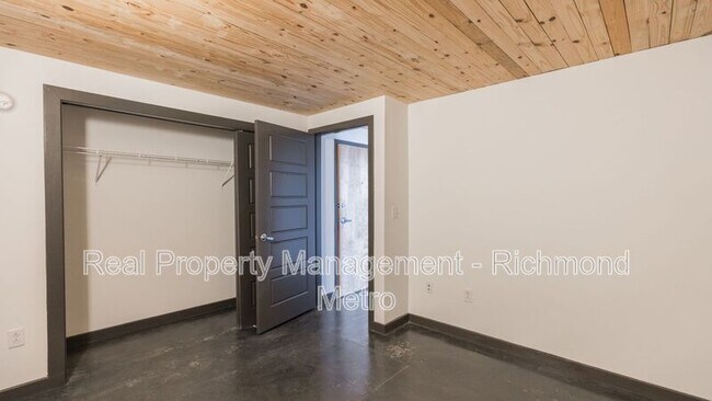 Building Photo - 616 Hull St