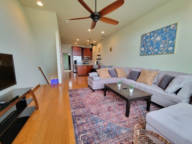 Building Photo - Lincoln Square Townhomes
