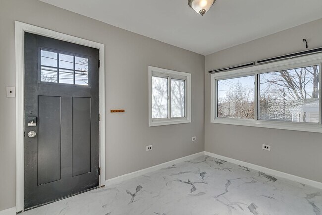 Foto del edificio - Charming Home, Walk to Metro!