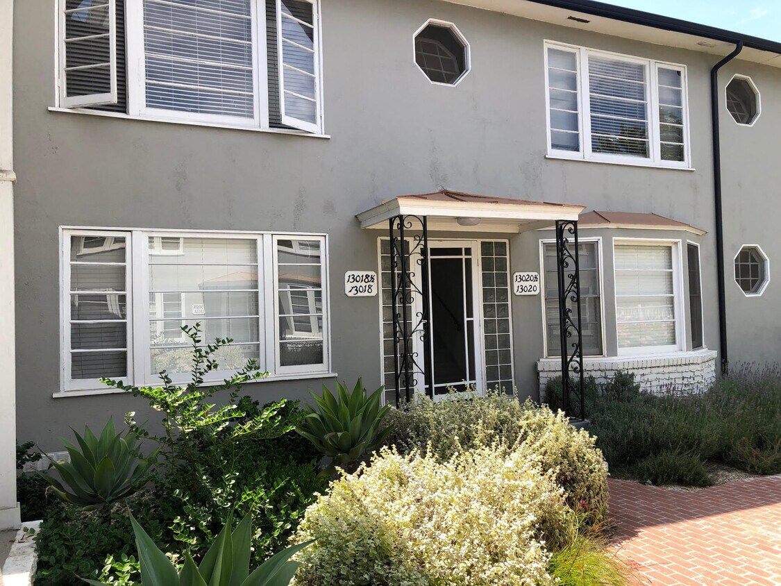 Foto principal - 13010 Moorpark St