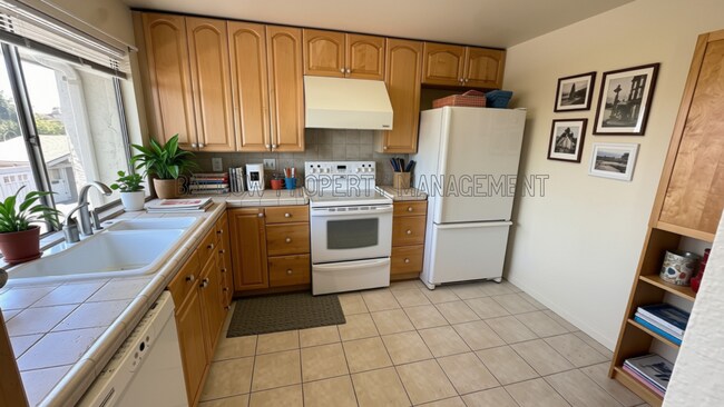 Foto del edificio - Spacious 3-Bedroom Townhome with 2-Car Garage & Community Pool Access