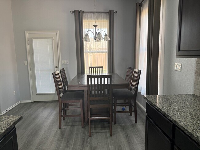 Foto del edificio - 1815 Masquerade Blvd