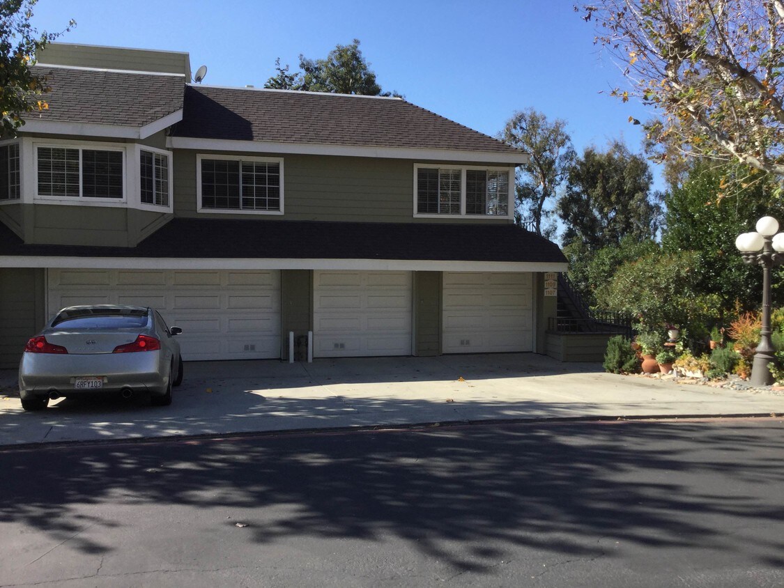 Top unit with garage - 1111 Lakeview Terrace