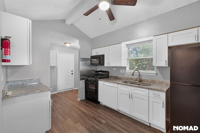 Building Photo - 2206 Colima St