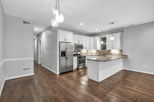 Building Photo - 421 E 45th St