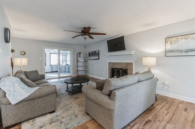 Building Photo - Spacious 3/2.5 w/ large fenced backyard