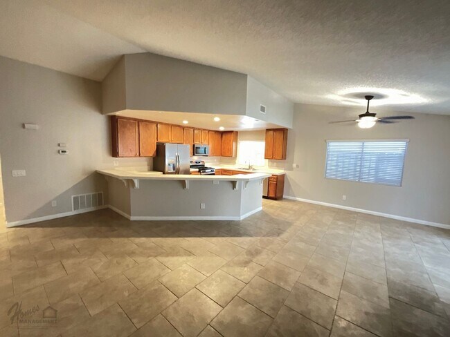 Foto del edificio - Homes Management - 3 Bed, 2 Bath House for...