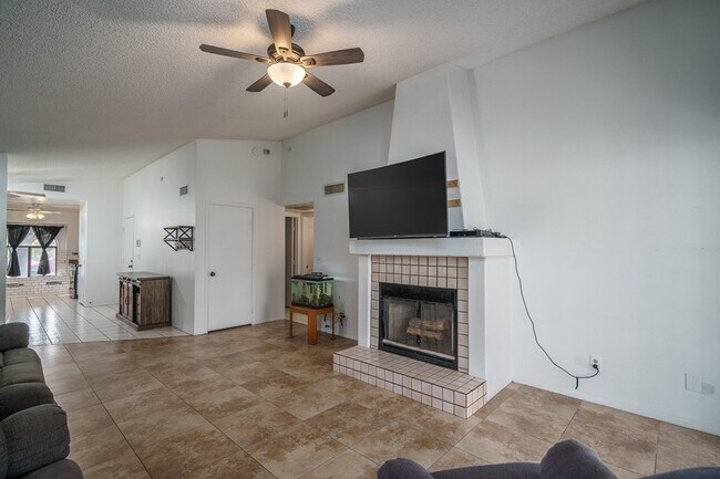 Building Photo - CHARMING 2 BED/2 BATH HOME!