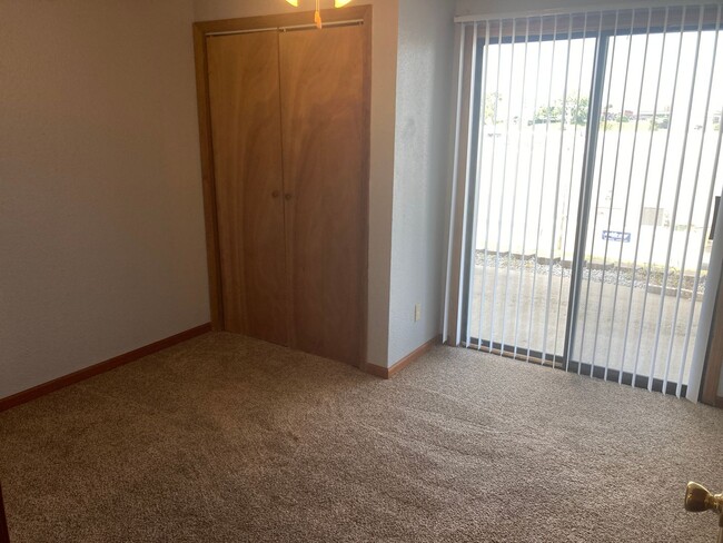 Building Photo - 2 Bed 1 Bath Apartment Located behind Hy-V...
