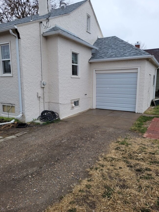 Building Photo - 2 bed, 1 bath corner house
