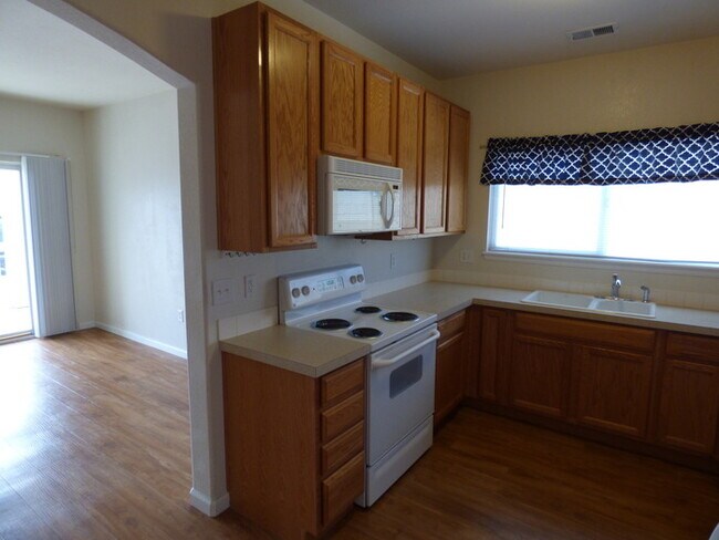 Building Photo - MUST SEE 2 Bed/2 Bath Condo in the Lakesho...
