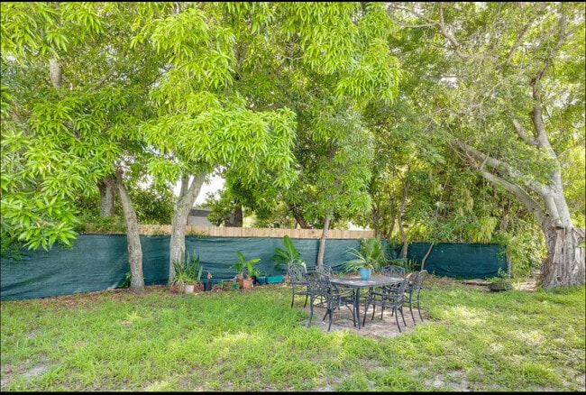 Building Photo - 716 21st St