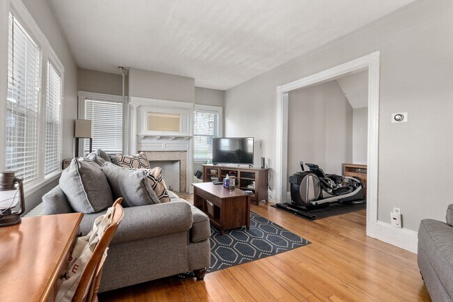 Building Photo - 27 Siren St