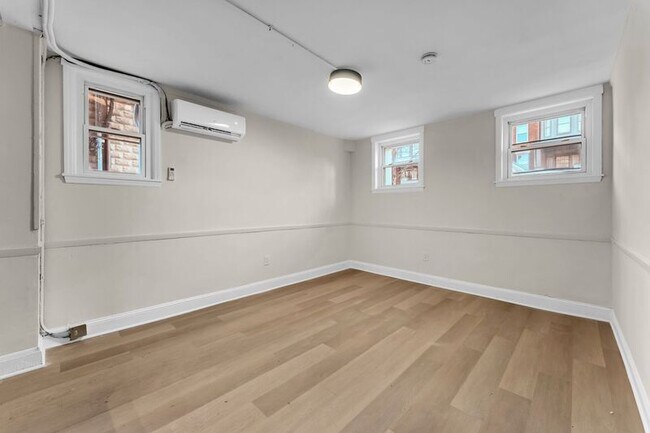 Building Photo - 300 E 30th St