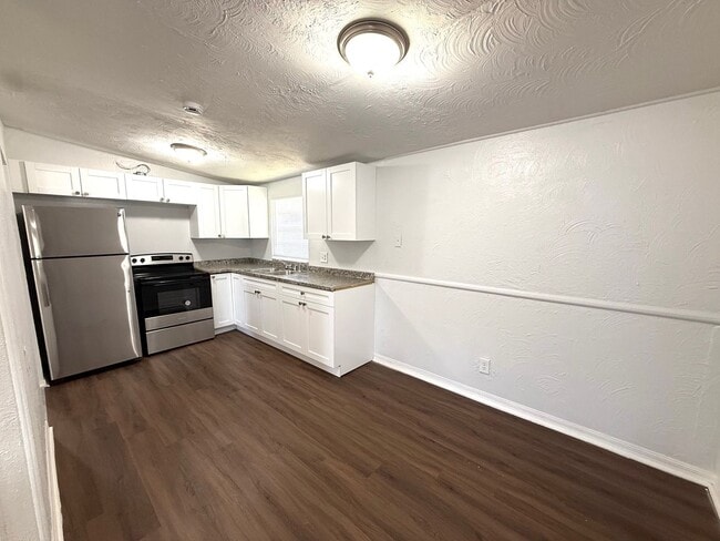 Building Photo - Charming 3-Bedroom, 2-Bath Duplex for Rent...