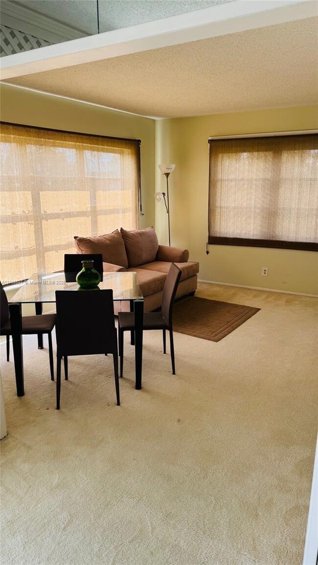 Foto del edificio - 3150 N Palm Aire Dr