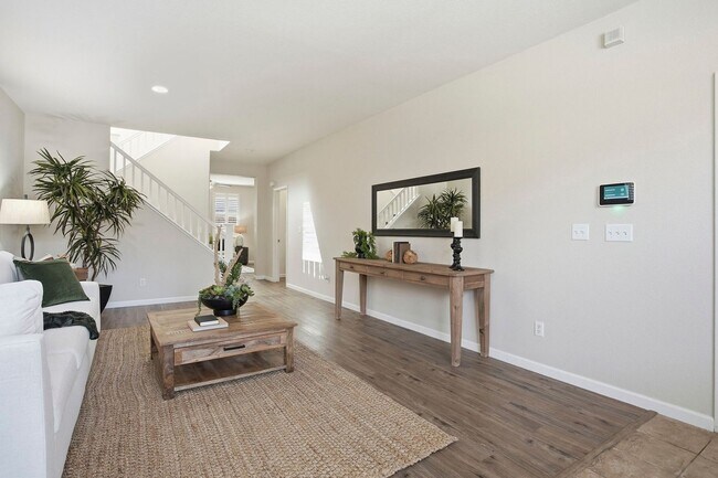 Foto del edificio - SPACIOUS & CLEAN 2 STORY, 4 BEDROOM, 2.5 BATH IN NATOMAS