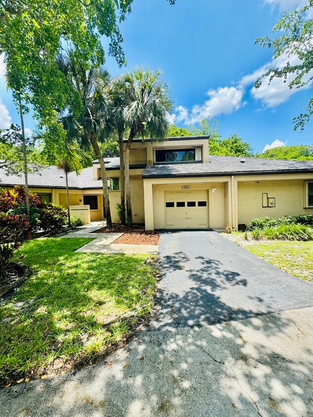 Foto principal - 9364 Chelsea Dr S