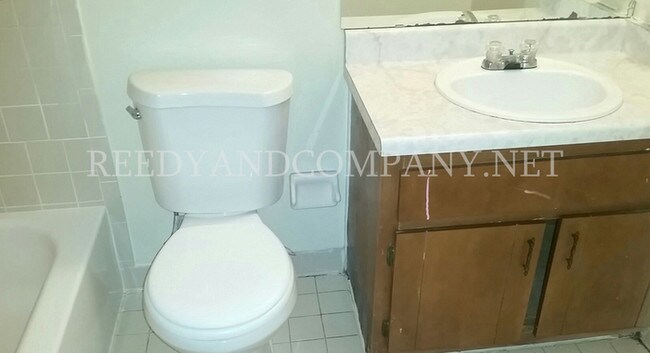 Building Photo - Darling Duplex! Great for Roommates!!